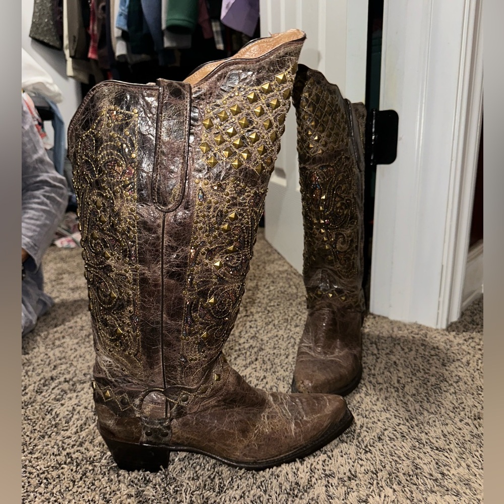 Lightly worn 
Still has a lot of life left